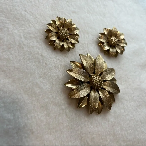 Sarah Coventry "Satin Petals" Signed Gold Tone Brooch & Matching Earrings -1964 - Picture 4 of 13